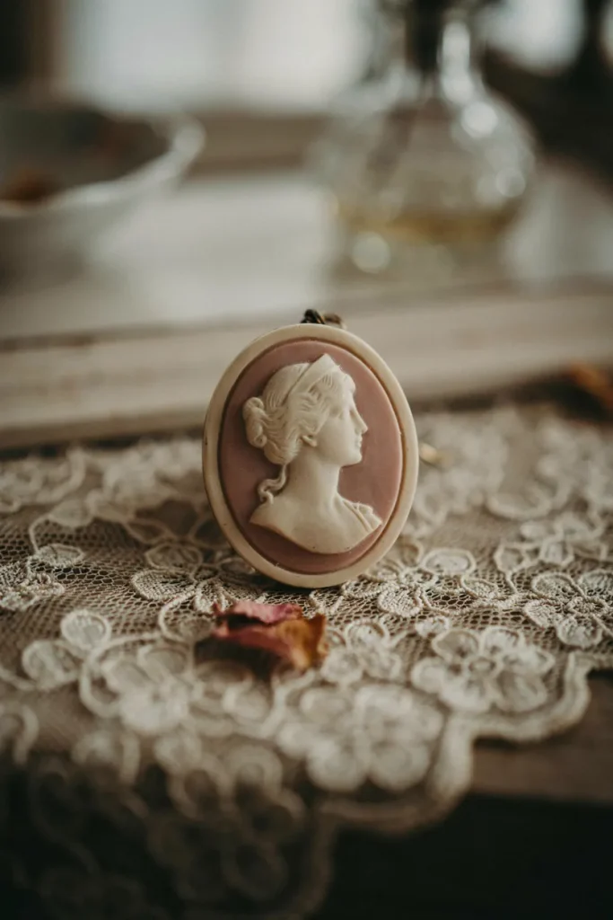 Vintage-Style Plaster Cameo Kit